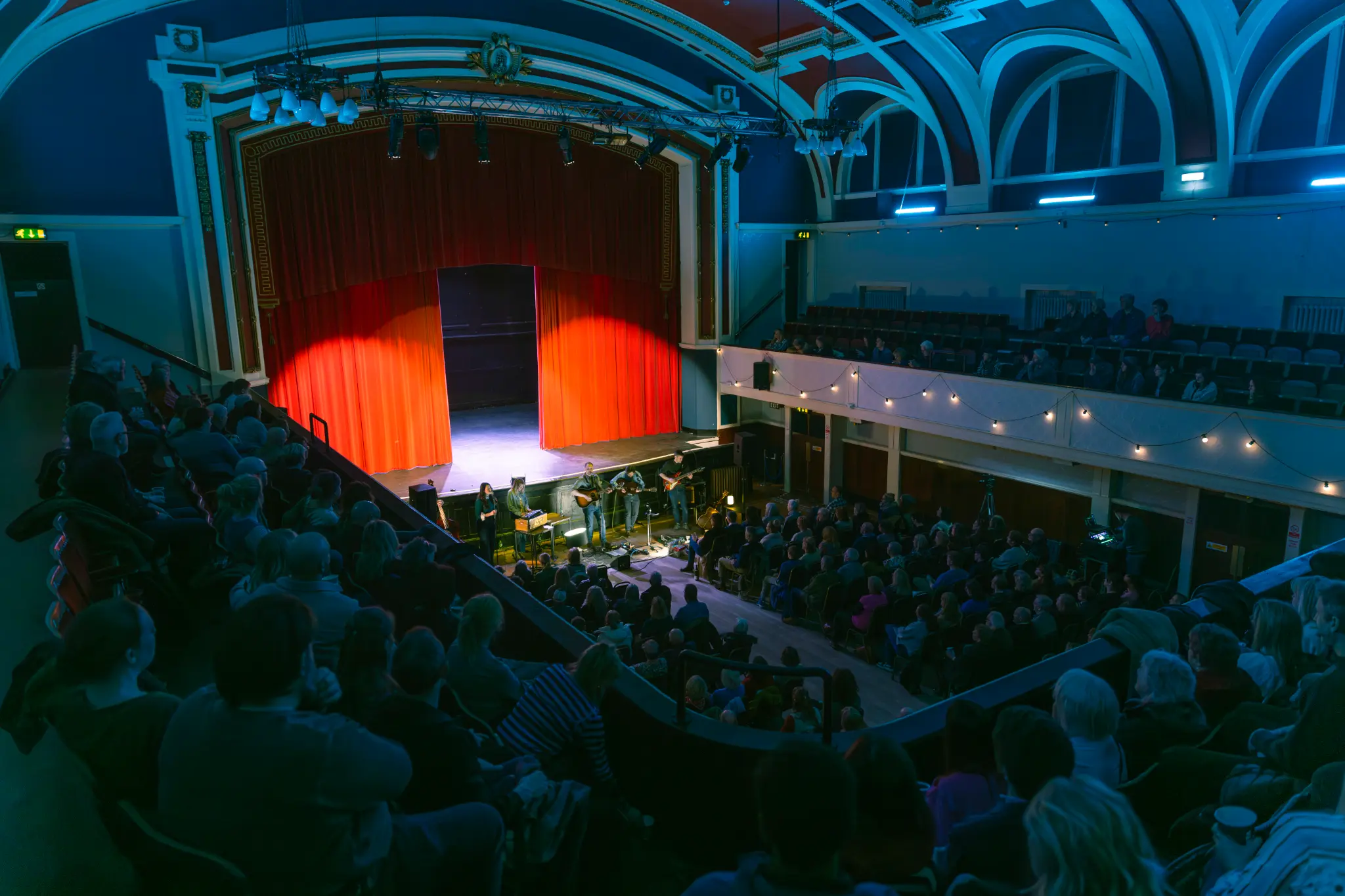 Audience gathered for an intimate Holmes Presents concert